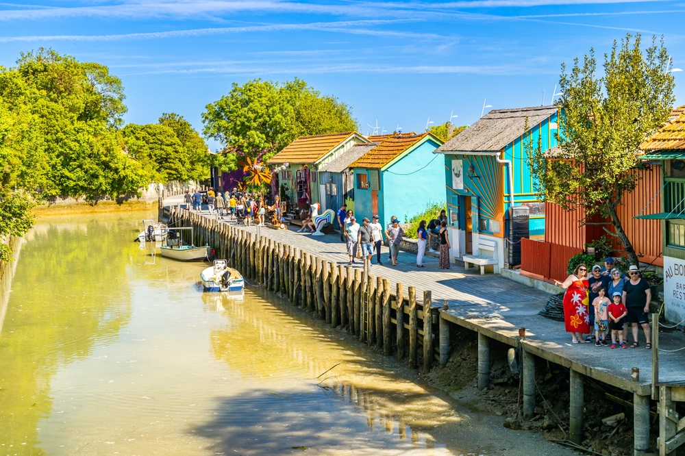 «Καμπάνα» 8 εκατ. ευρώ στην Airbnb και δικαίωση για ένα νησί