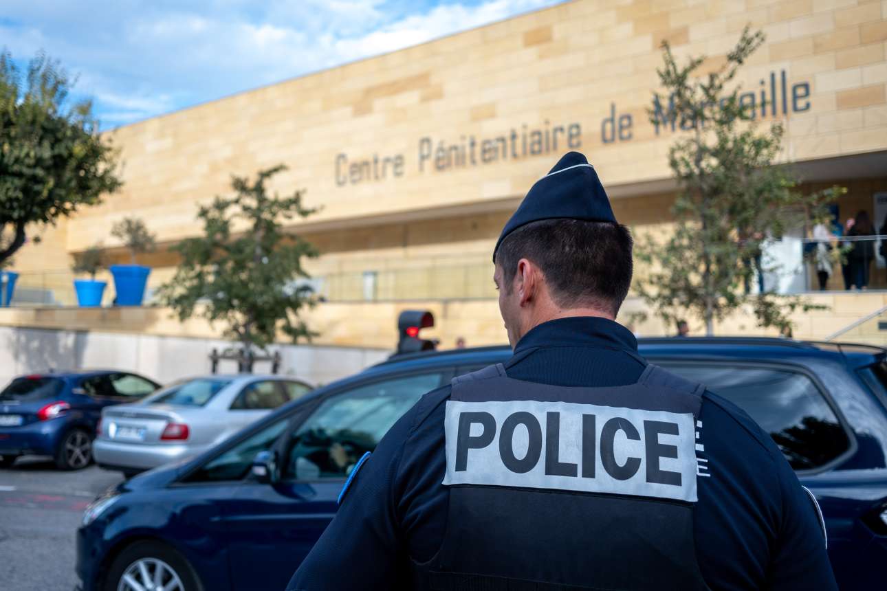 Συμμορίες με Καλάσνικοφ επιτέθηκαν συντονισμένα σε γαλλικές φυλακές