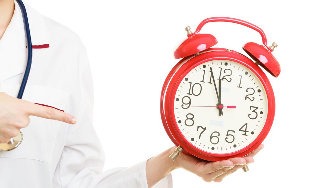 Πώς επηρεάζει η θερινή ώρα τον ύπνο και τη διατροφή μας