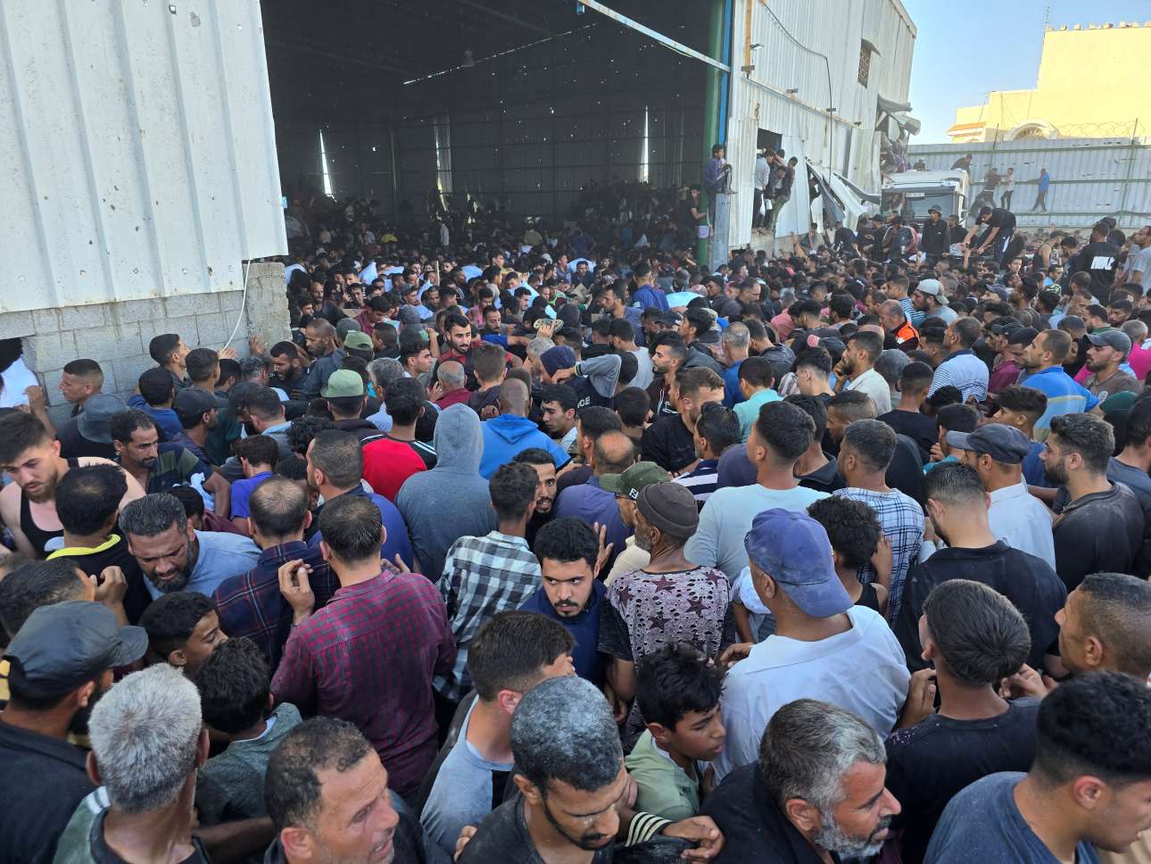 Γάζα: Απελπισμένοι Παλαιστίνιοι λεηλάτησαν αποθήκη τροφίμων – τέσσερις νεκροί