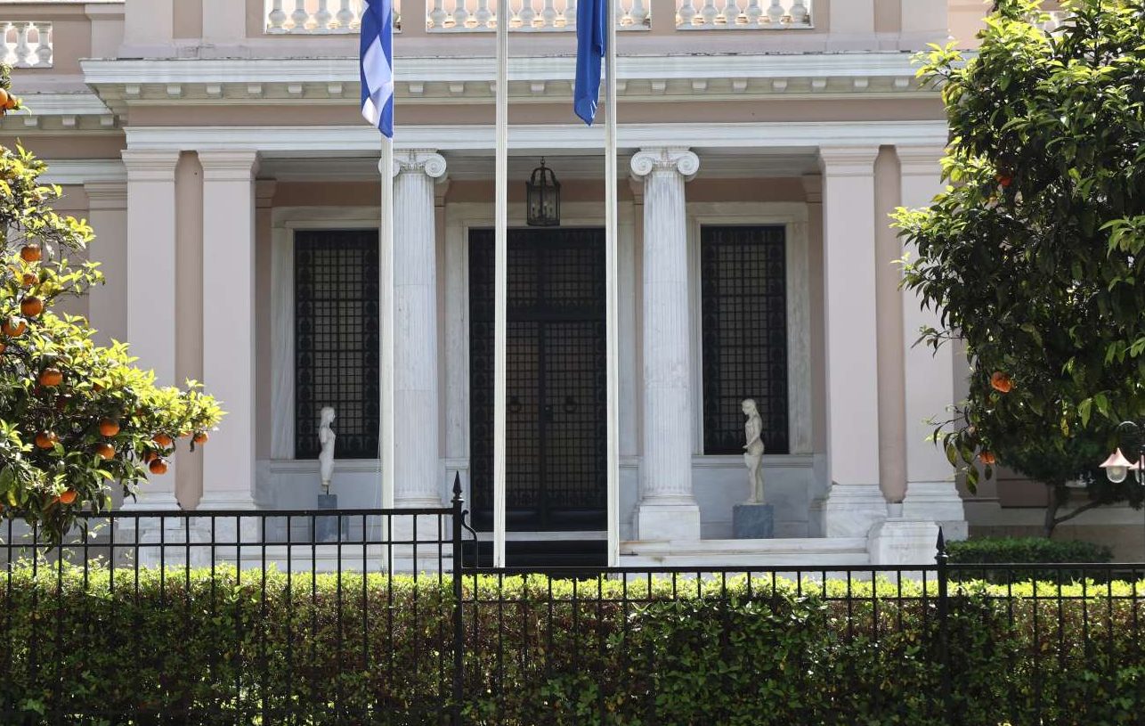 Fake news ότι ανοίγουμε «παραθυράκι» συμμετοχής συγγενών πολιτικών σε offshore, λέει η κυβέρνηση