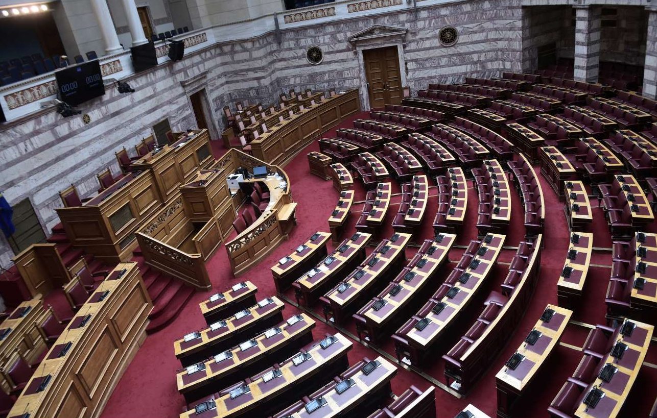 Βουλή: Τροποποιούνται οι διατάξεις για τους περιορισμούς συμμετοχής σε εταιρείες του εξωτερικού για συζύγους πολιτικών