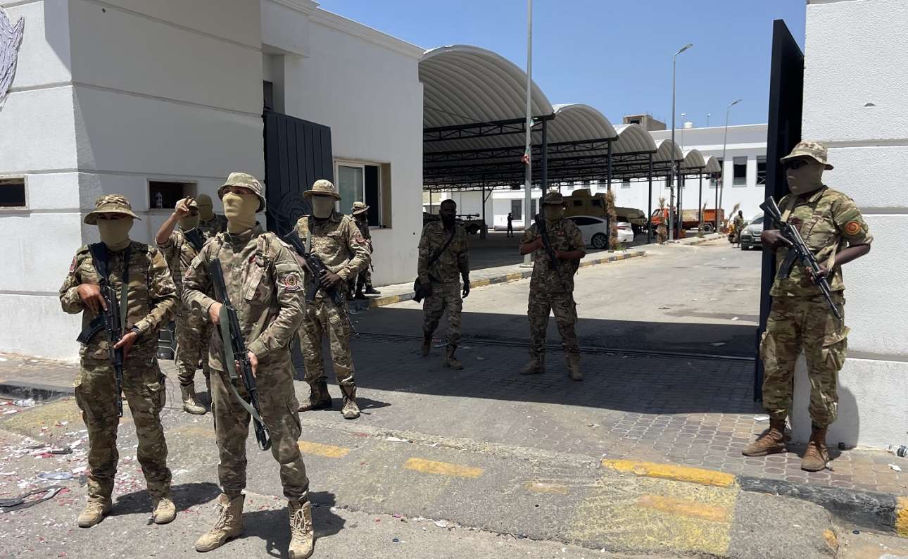 Λιβύη: Χάος στην Τρίπολη, καραδοκεί ο Χαφτάρ