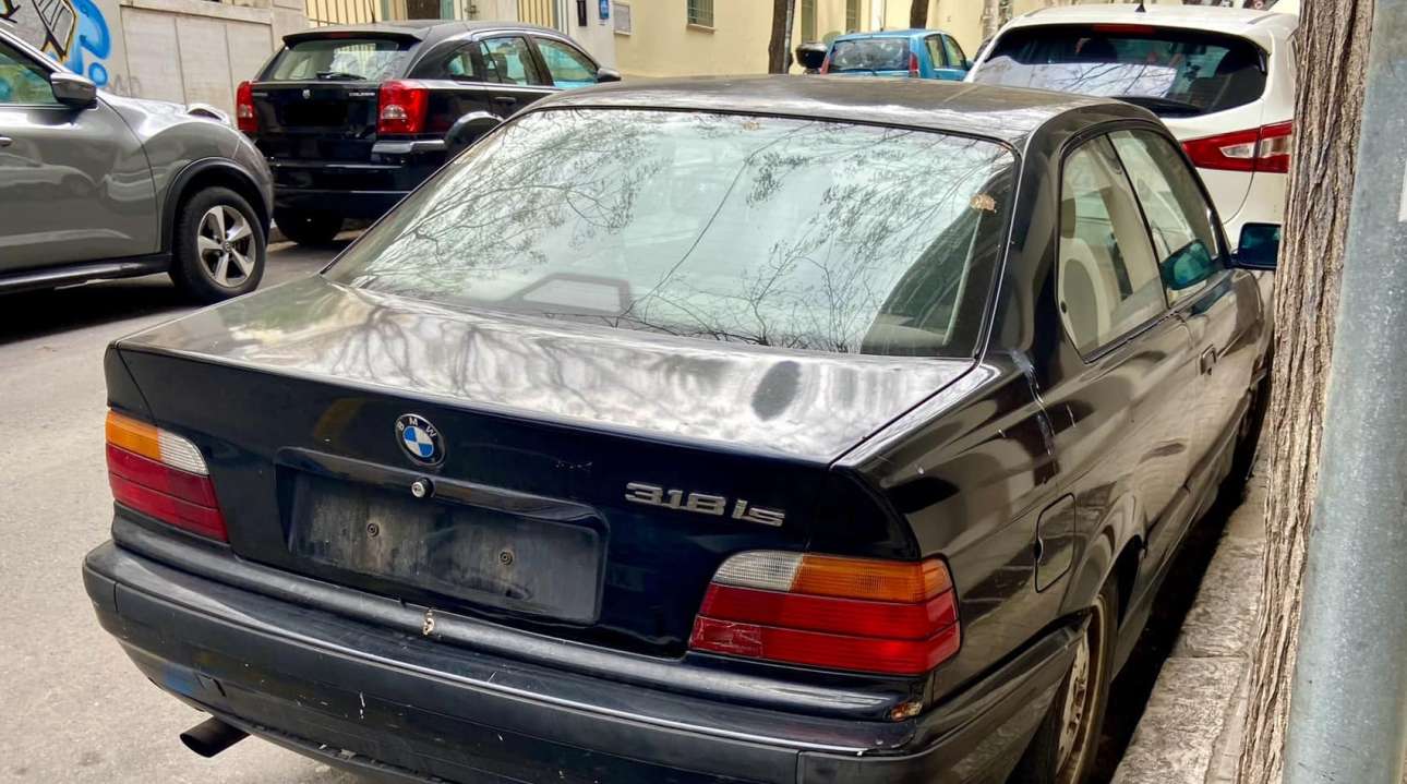 Ξηλώνουν «κατά ριπάς» πινακίδες ΙΧ στο Κολωνάκι: «Μάστιγα» ή «ευλογία»;