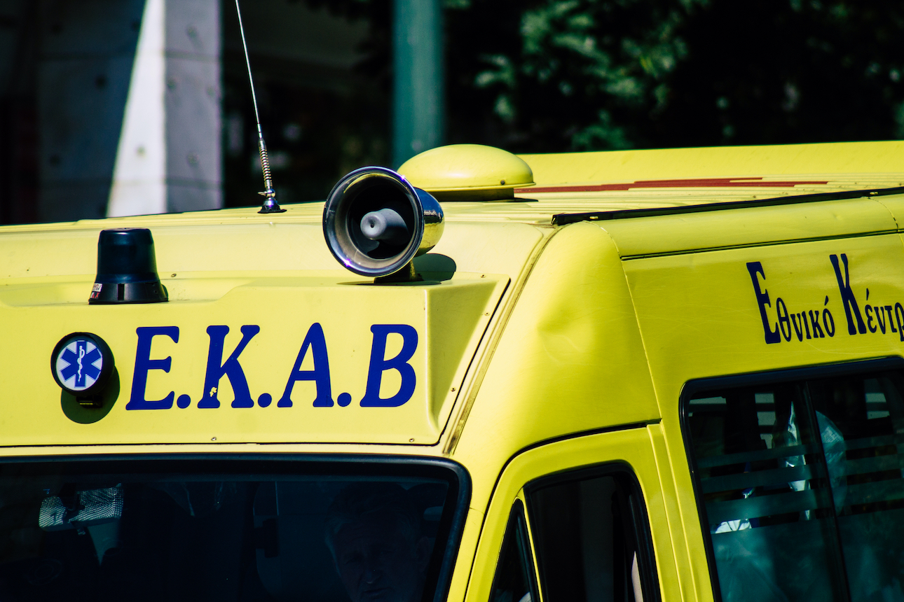 Αυτοκίνητο έπεσε σε στάση λεωφορείου στο Χαλάνδρι παρασέρνοντας τρεις γυναίκες