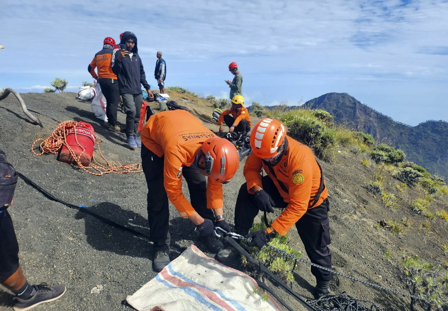 Ινδονησία: Βραζιλιάνα τουρίστρια έπεσε σε γκρεμό ηφαιστείου – διασώστες αγωνίζονταν να την φτάσουν