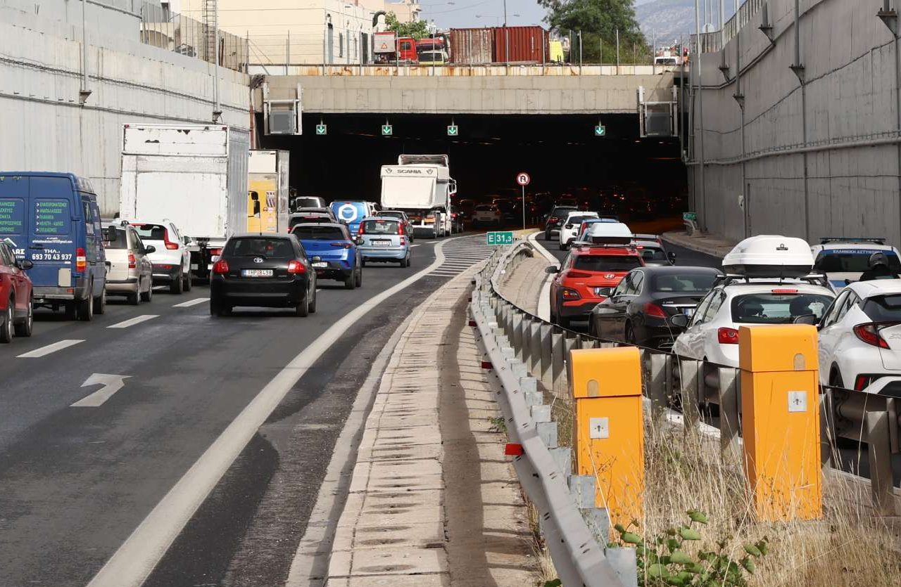 Τρελή καταδίωξη διαρρηκτών στην Αττική Οδό – Ζημιές σε οχήματα