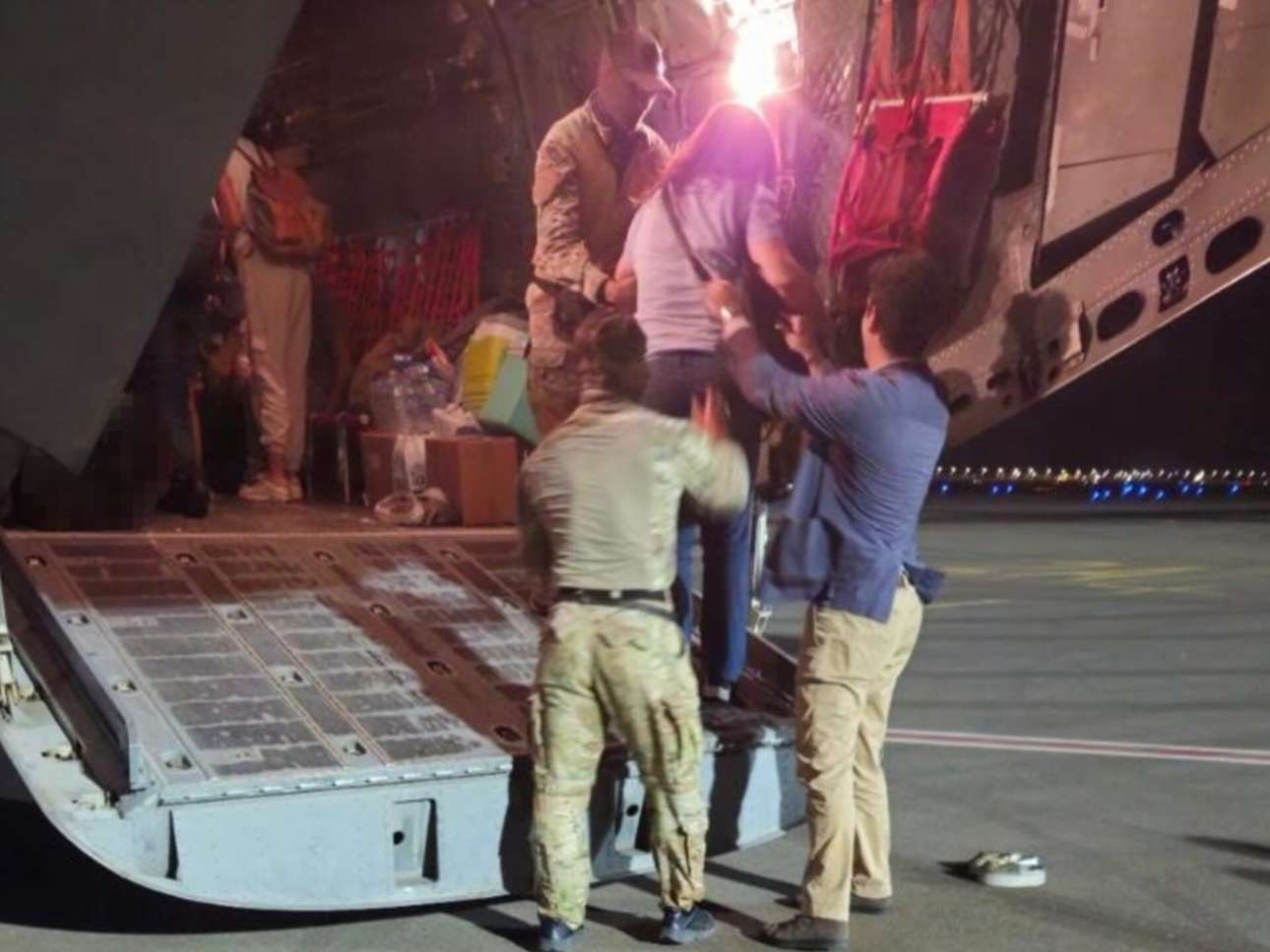 Επαναπατρίστηκαν οι 105 Ελληνες από το Ισραήλ με αεροσκάφη της Πολεμικής Αεροπορίας – «Είμαστε ταλαιπωρημένοι και φοβισμένοι»