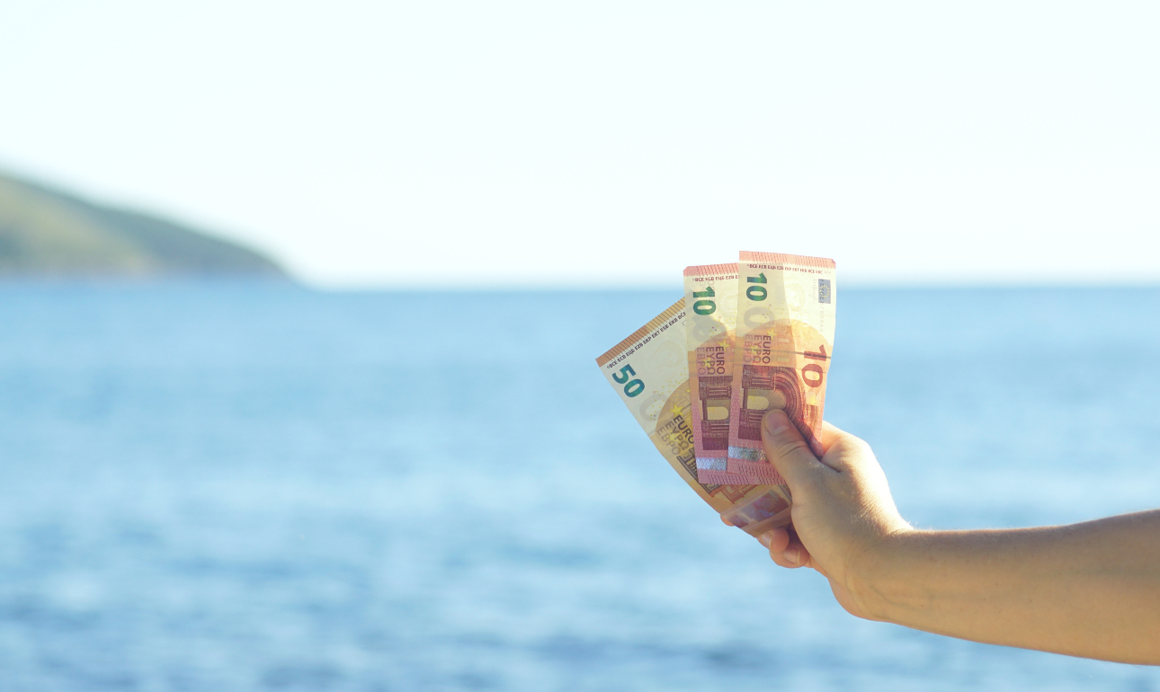 Οι μισοί Ελληνες δεν θα πάνε διακοπές φέτος