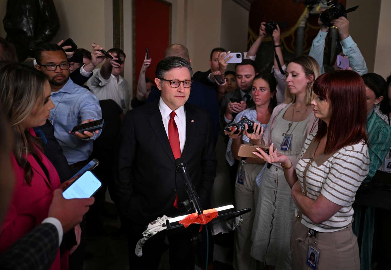 Πέρασε αγκομαχώντας από τη Βουλή το «μεγάλο, όμορφο νομοσχέδιο» του Τραμπ