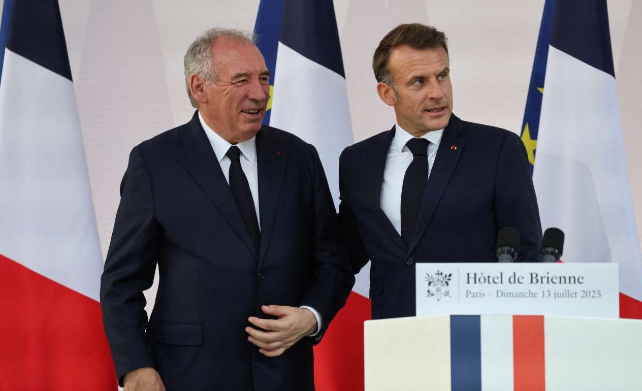 Ο Μακρόν στηρίζει το σχέδιο περικοπών του Μπαϊρού – Οργή αντιπολίτευσης και συνδικάτων