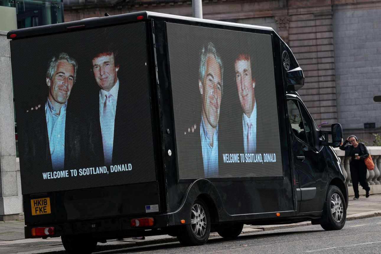 Υπαινιγμοί ότι ο Τραμπ έκλεισε το στόμα του Επστάιν