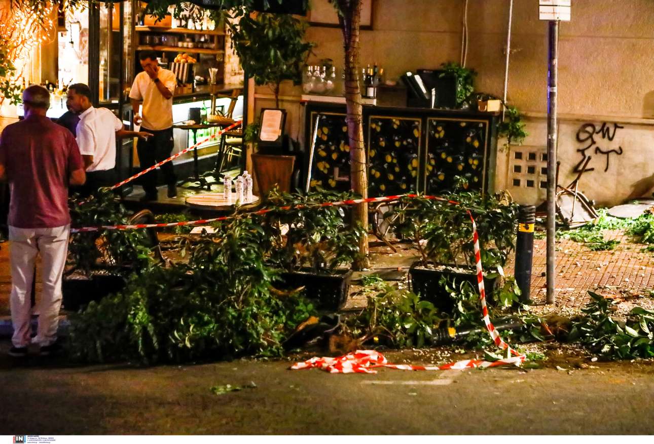 Ατύχημα στο Κολωνάκι: «Αν δεν ήταν το δέντρο να ανακόψει την πορεία του τζιπ, θα ήμασταν νεκροί»