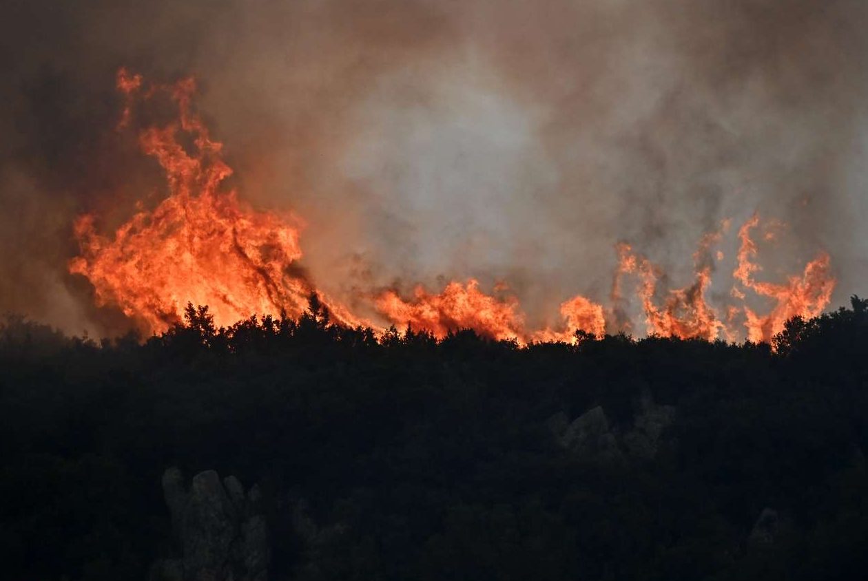 Ολονύχτια μάχη με τις φλόγες στον Φενεό Κορινθίας –  δύο προσαγωγές [βίντεο]