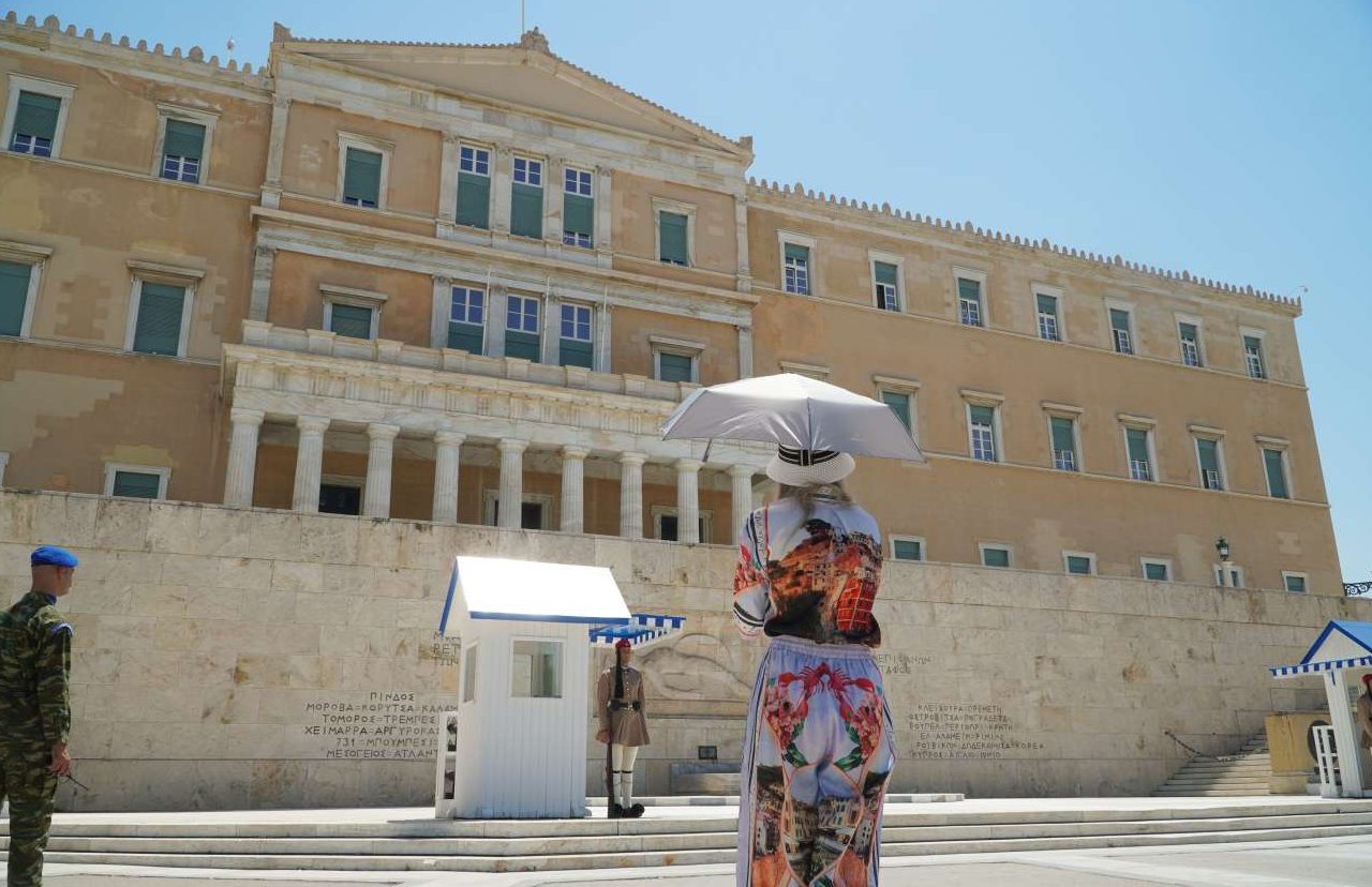 Καιρός: Υποχωρεί ο καύσωνας, πού και πότε θα βρέξει