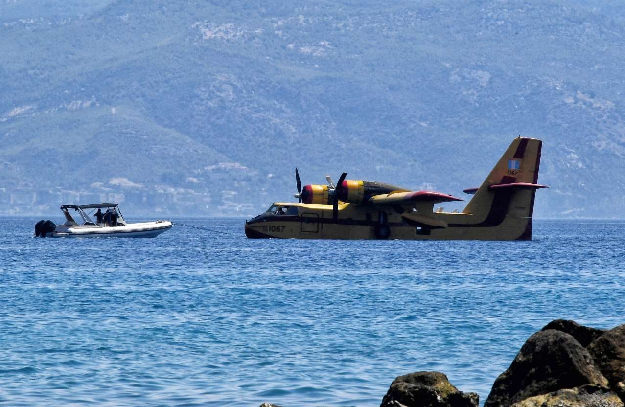 Προσθαλάσσωση Canadair στον Κορινθιακό – ρυμουλκήθηκε στο Κιάτο [εικόνες & βίντεο]