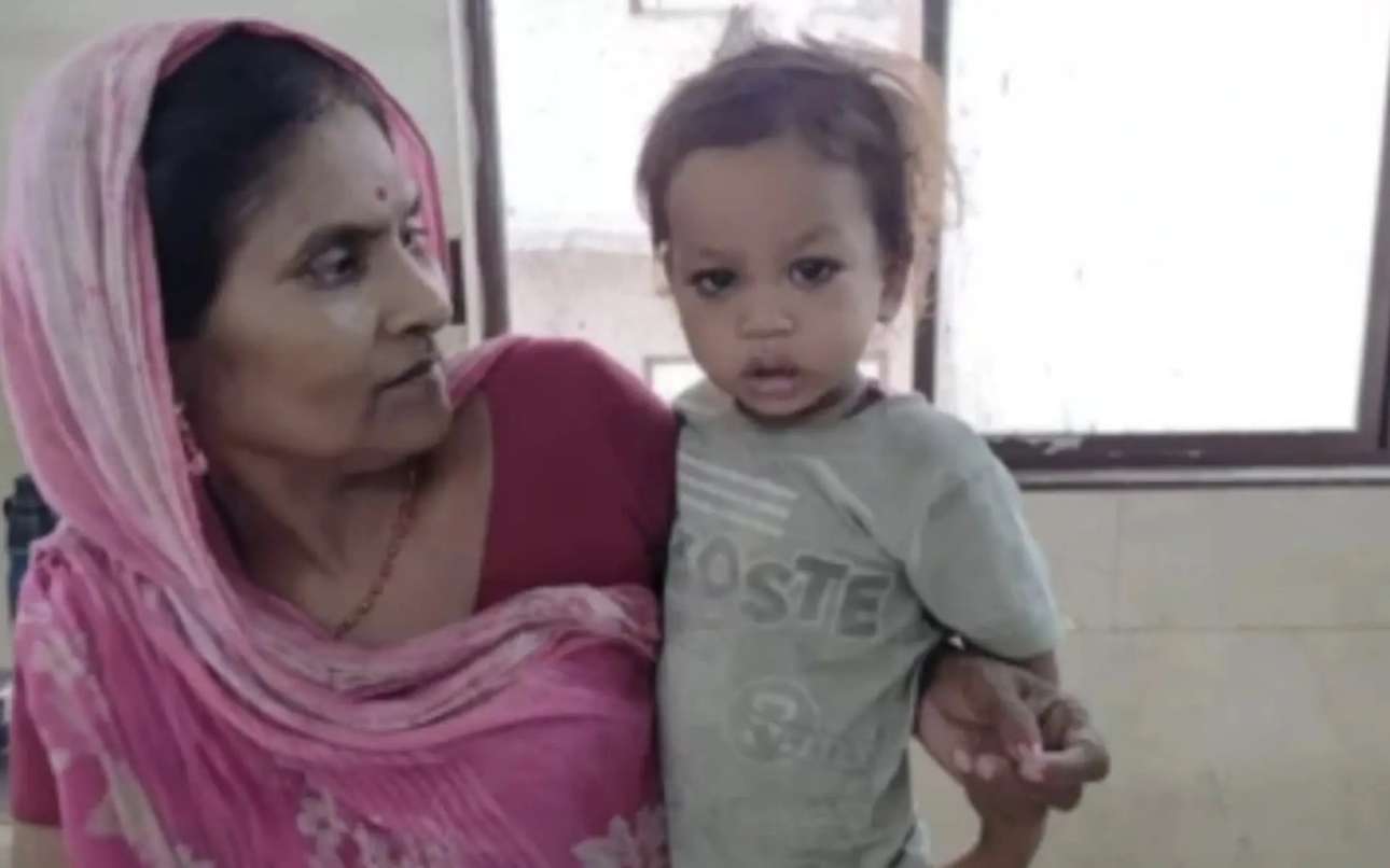 Ινδία: Ενας δίχρονος «Ηρακλής» δάγκωσε την κόμπρα στο κεφάλι και την σκότωσε!