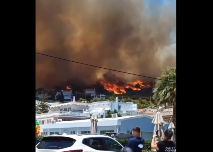 Πυρκαγιά στο Κορωπί: Εκκενώσεις και καμένα σπίτια