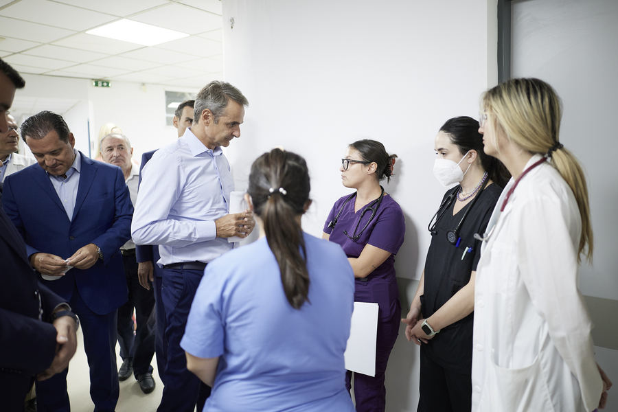Στο Ιπποκράτειο ο Μητσοτάκης – τα είπε με ασθενείς και εργαζομένους