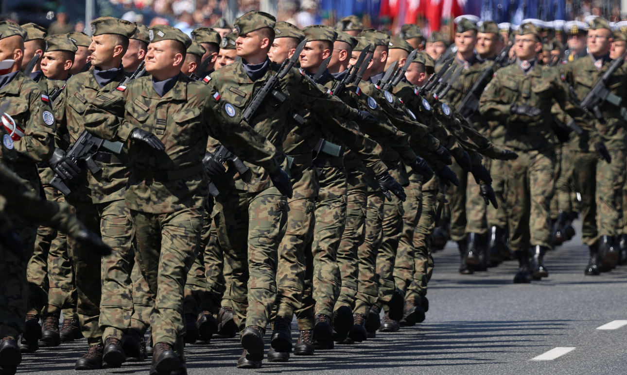 Στα χακί οι Πολωνοί με τον νου στη ρωσική «αρκούδα»