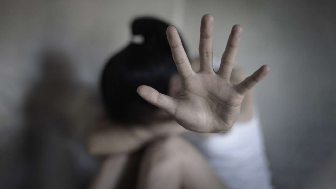 Φρίκη στη Θεσσαλονίκη: Κρατούσε την 10χρονη κόρη της για να την βιάζει ο σύντροφός της!