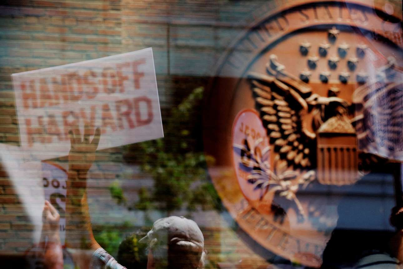 Δικαστήριο ακυρώνει το τραμπικό πάγωμα των χρηματοδοτήσεων στο Πανεπιστήμιο Χάρβαρντ