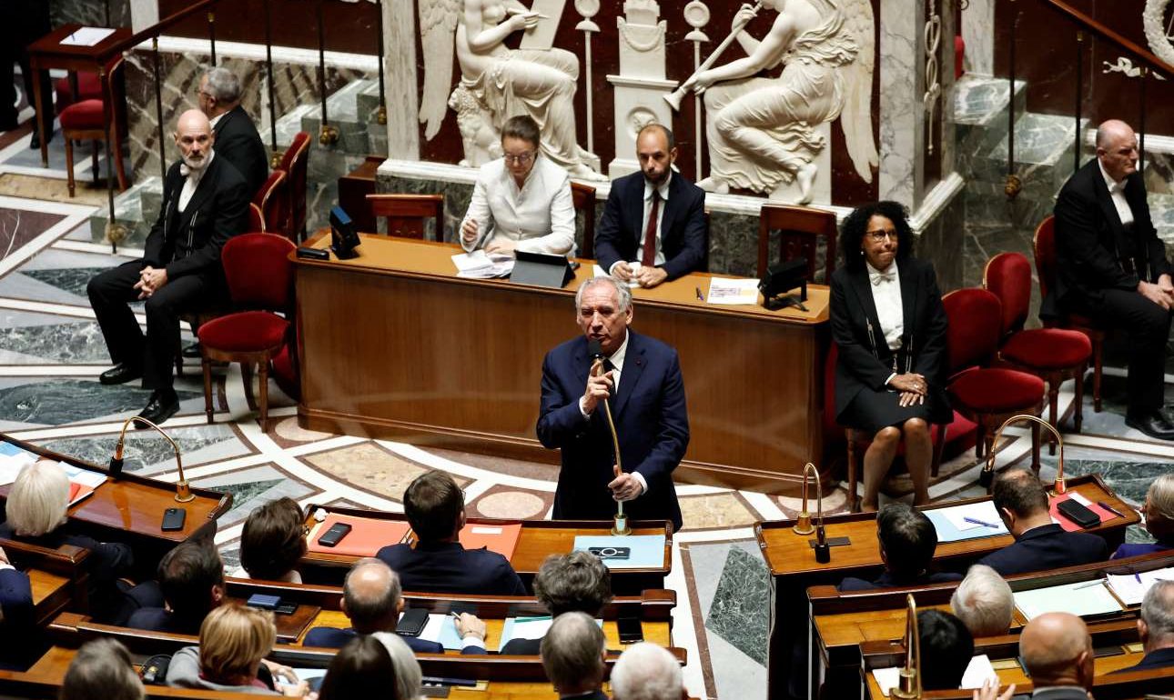 Ο Μπαϊρού φεύγει, τα προβλήματα της Γαλλίας παραμένουν