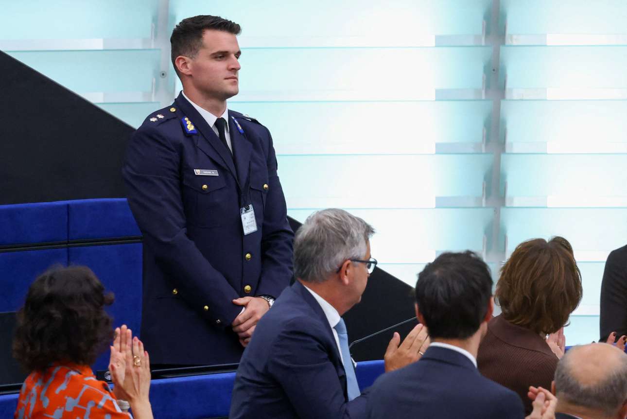 «Καλωσορίζουμε σήμερα έναν από τους ήρωες»: Υμνοι της Φον ντερ Λάιεν στον πυροσβέστη Νικόλαο Παΐσιο