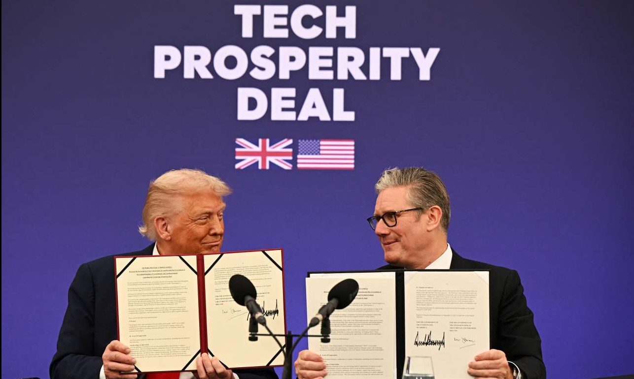 Ιστορική τεχνολογική συμφωνία Τραμπ – Στάρμερ στο Τσέκερς