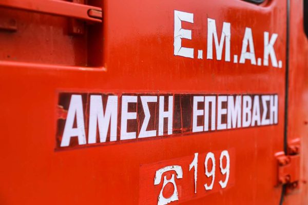 Φωτιά σε επιχείρηση επισκευής πλοίων στον Ασπρόπυργο – επιτόπου και ειδική ομάδα χημικών της ΕΜΑΚ