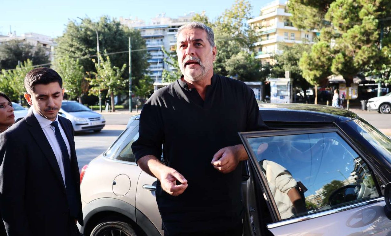 Στις 8 Οκτωβρίου η δίκη Μπισμπίκη – η εκδοχή του ηθοποιού για το τροχαίο στη Φιλοθέη