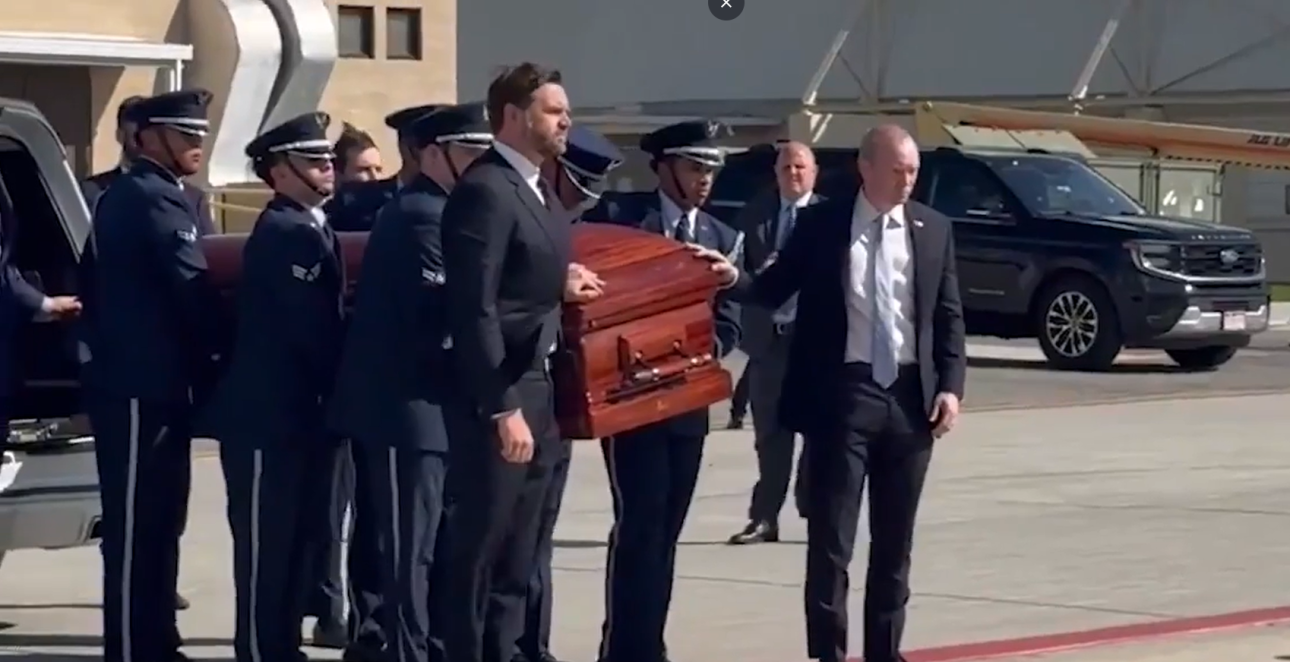 Ο αντιπρόεδρος των ΗΠΑ σηκώνει το φέρετρο του Τσάρλι Κερκ