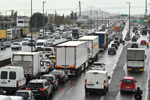 «Αν αγαπάς την οικογένειά σου, προσοχή στον δρόμο – 14 σκοτώθηκαν πέρυσι την 28η Οκτωβρίου»