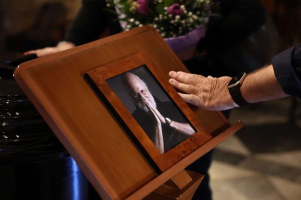 Το αντίο στον Σαββόπουλο – «Νιόνιο μας, σε αποχαιρετάμε με ένα μεγάλο ευχαριστώ»