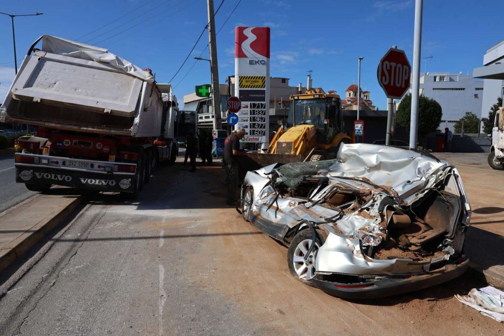 Bάρη: Φορτηγό ανετράπη στα Βλάχικα και συνέθλιψε ΙΧ – από τύχη δεν υπήρξαν θύματα Bάρη: Φορτηγό ανετράπη στα Βλάχικα και συνέθλιψε ΙΧ – από τύχη δεν υπήρξαν θύματα