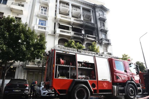 Μεγάλη φωτιά σε κατάστημα εστίασης στη Θεσσαλονίκη – απεγκλωβίστηκαν ηλικιωμένοι