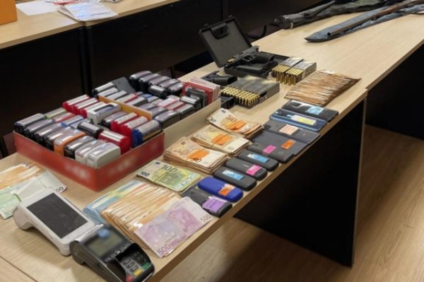 Στη φυλακή πέντε κατηγορούμενοι για τις απάτες με τα ΦΠΑ – Απολογούνται άλλοι οκτώ