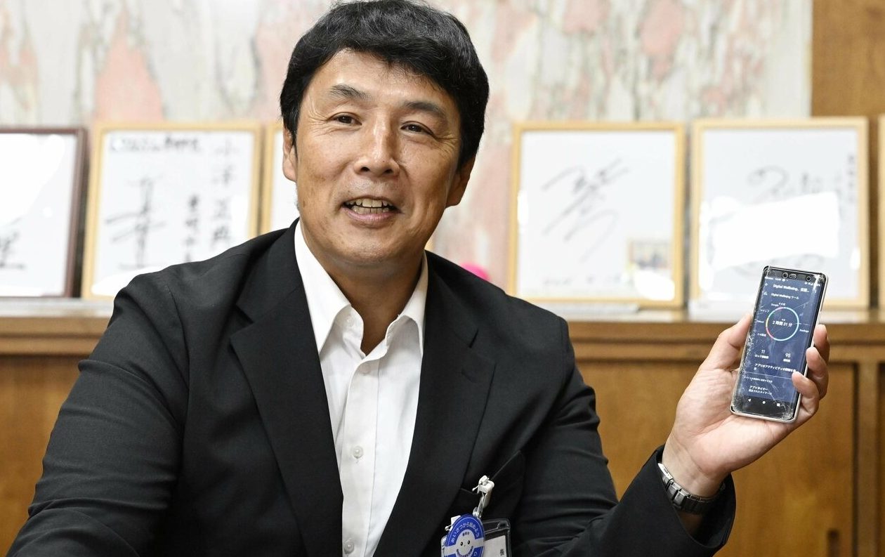 Ιαπωνική πόλη προσπαθεί να «κόψει» τα κινητά από τους δημότες της