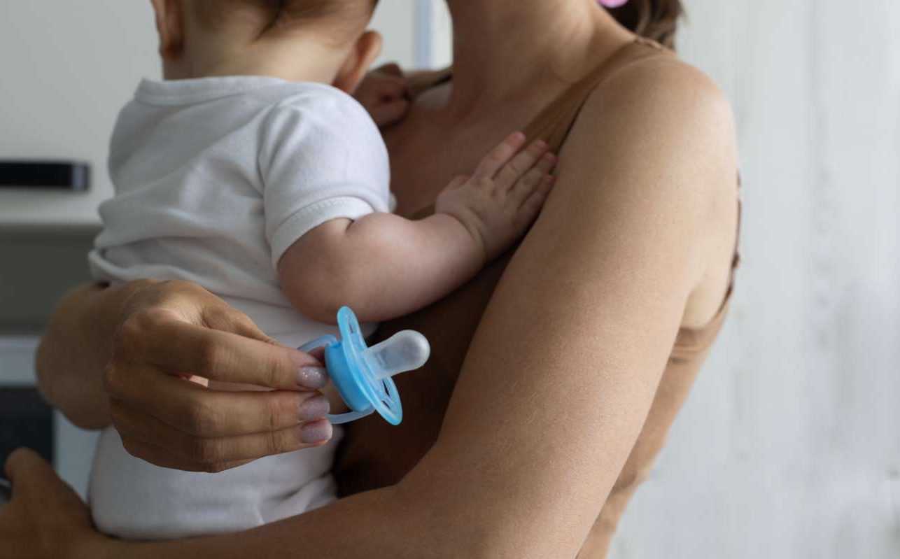 Επικίνδυνες χημικές ουσίες εντοπίστηκαν σε γνωστές βρεφικές πιπίλες