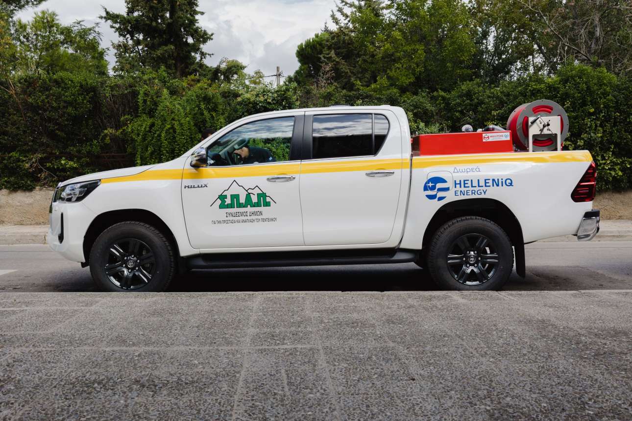 HELLENiQ ENERGY: Δωρεά 3 πυροσβεστικών οχημάτων στον Σύνδεσμο για την Προστασία του Πεντελικού