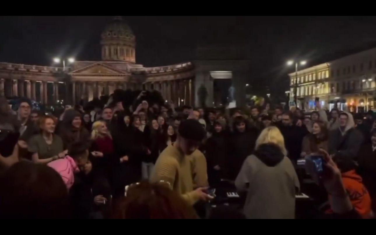 Πλήθη στην Αγία Πετρούπολη τραγουδούν για την ανατροπή του Πούτιν