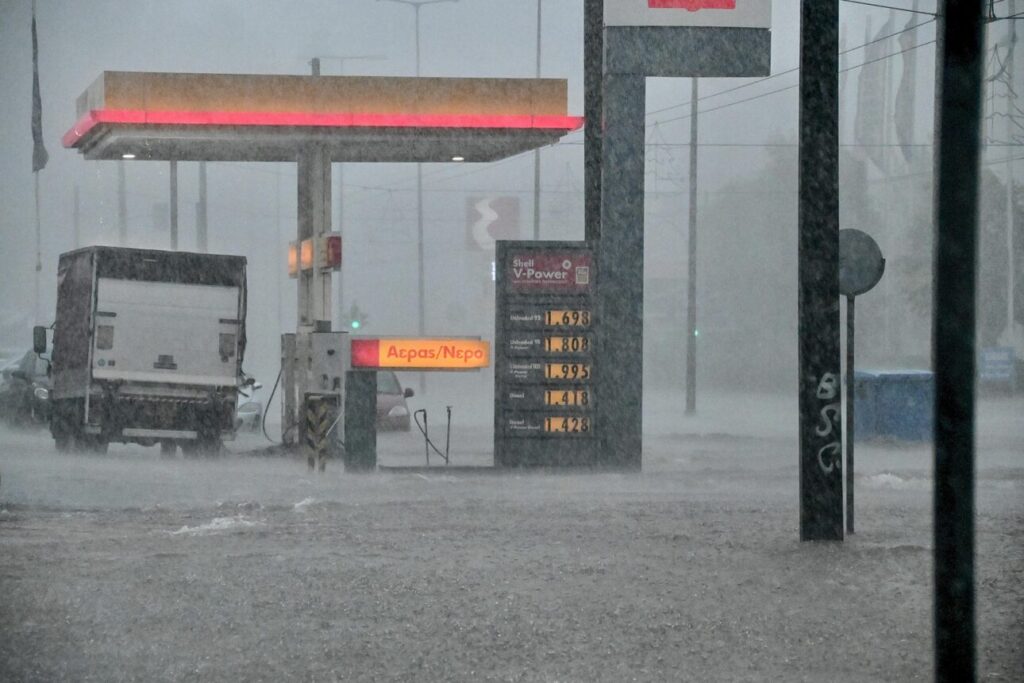 Αdel στην Αθήνα: Γιατί πλημμύρισαν σε Γλυφάδα, Ζωγράφου, Γουδή με (ούτε) 40 χιλιοστά βροχής
