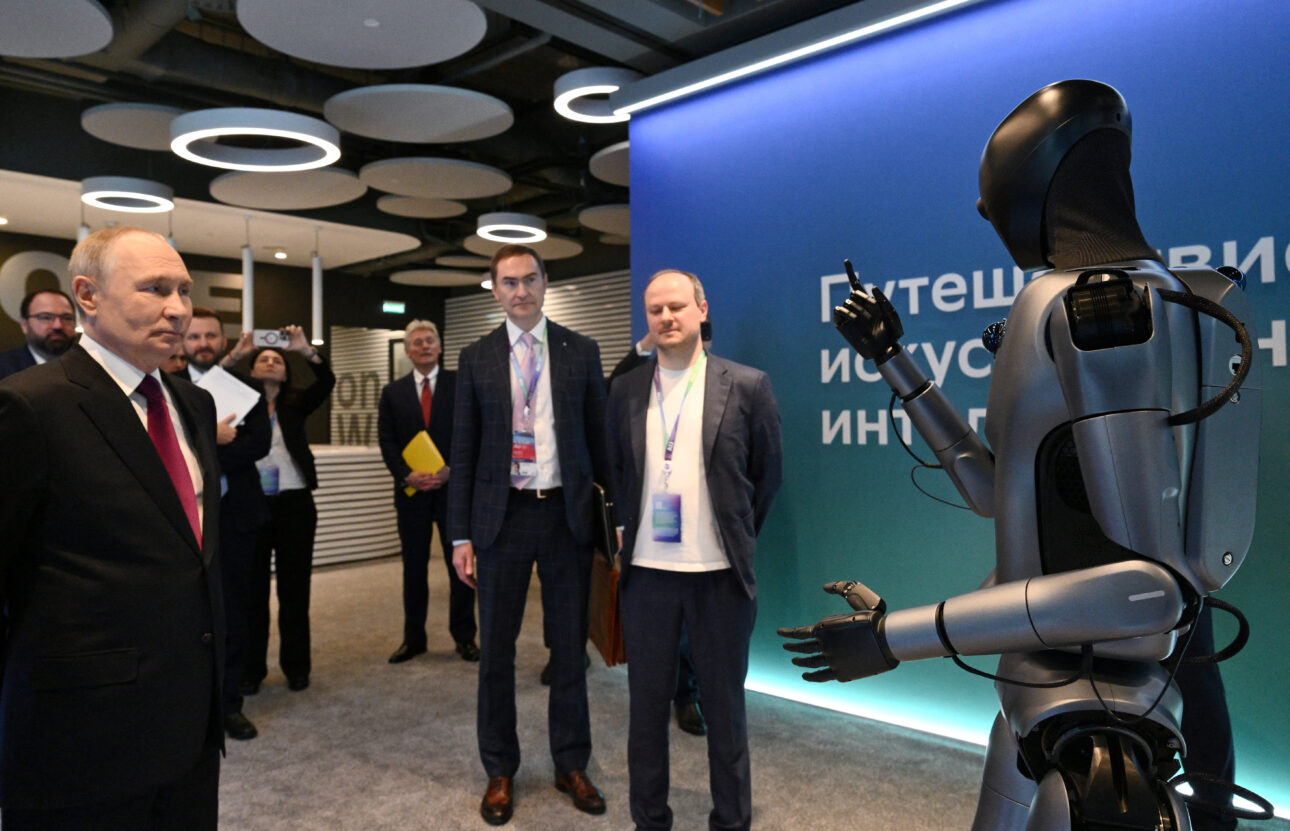 Ρομπότ χορεύει με τη χρήση TN για χάρη του Πούτιν