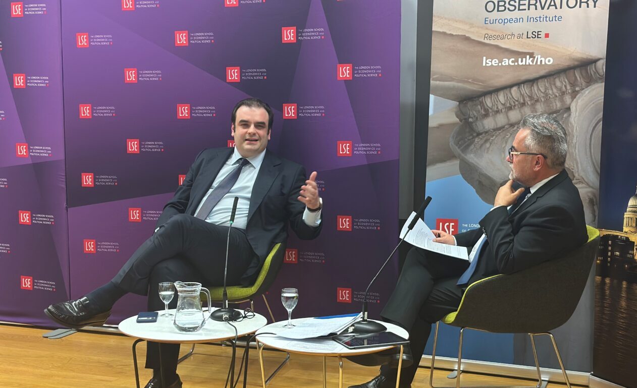 Ο Πιερρακάκης στο London School of Economics: Δεν μεταθέτουμε τον λογαριασμό στην επόμενη γενιά