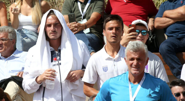 Ο πατέρας του Τσιτσιπά υποστήριξε ότι εκείνος οδηγούσε με 213 χλμ. τη Lotus