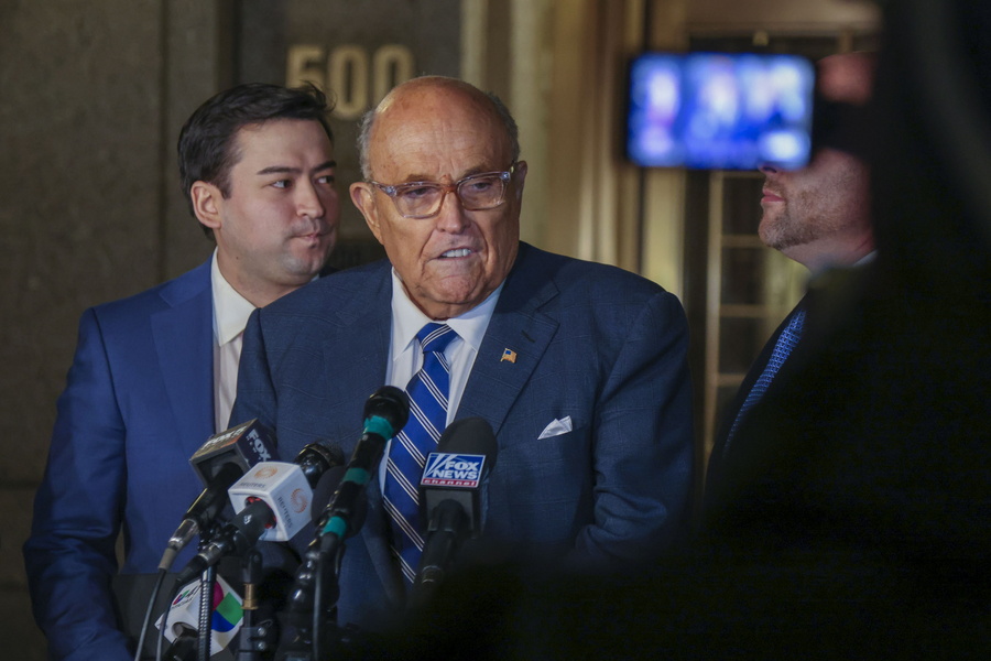 Συμβολική χάρη στον Τζουλιάνι απένειμε ο Τραμπ