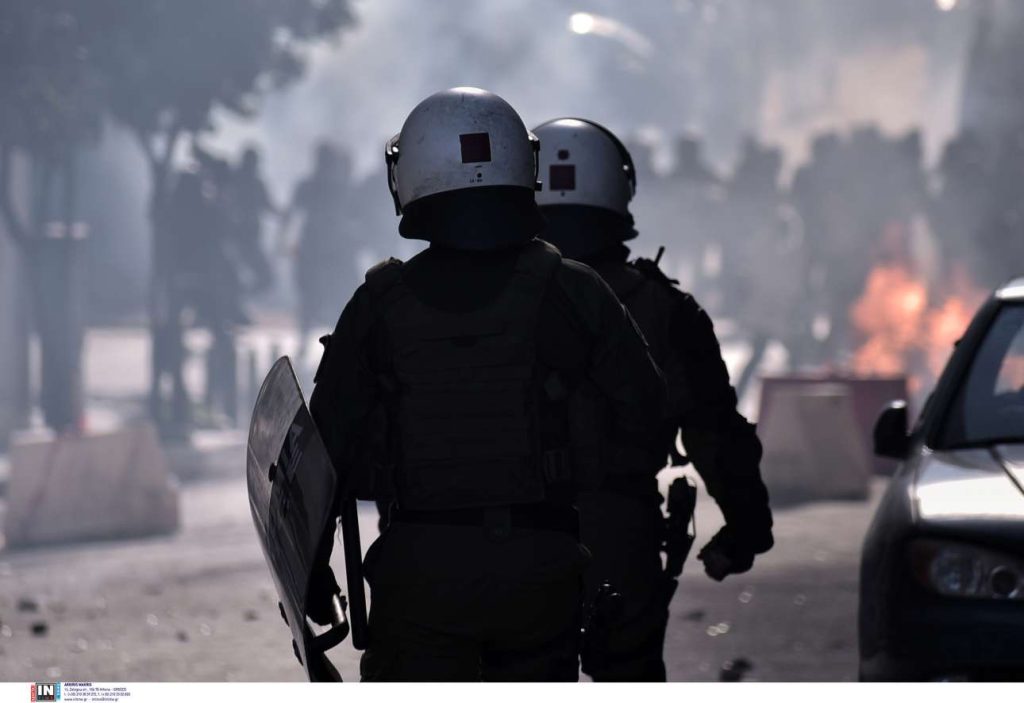 Επεισόδια στα Εξάρχεια: Διμοιρία των ΜΑΤ δέχτηκε επίθεση με μολότοφ από 20 άτομα