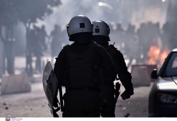 Επεισόδια στα Εξάρχεια: Διμοιρία των ΜΑΤ δέχτηκε επίθεση με μολότοφ από 20 άτομα