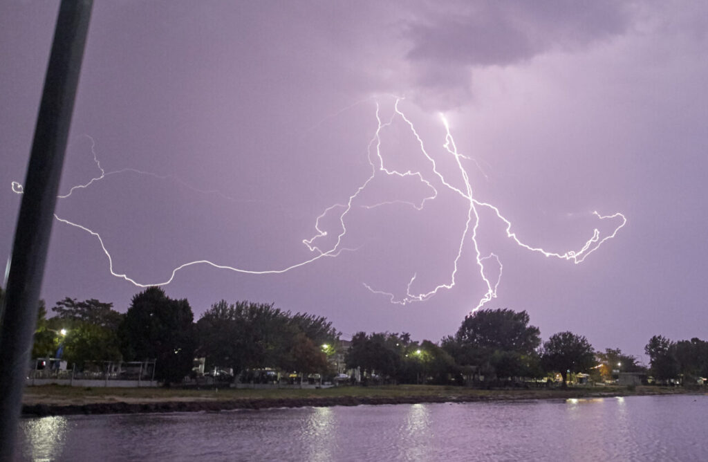 Πού θα «χτυπήσει» η κακοκαιρία Αντέλ – σε αυξημένη ετοιμότητα ο κρατικός μηχανισμός