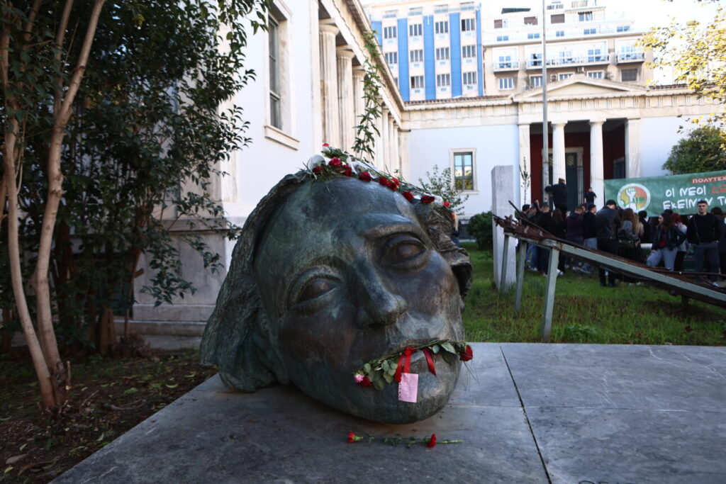 Ανοιξαν οι πύλες του Πολυτεχνείου για τον εορτασμό της 52ης επετείου της εξέγερσης